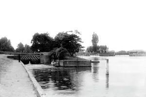 Caversham: Caversham, the Lock 1890