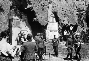 Dwellings: Caves as accommodation for soldiers, 1940