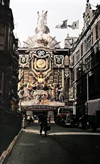 Garlands: Celebratory decorations, God Save the King