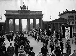 Bismarckbund: Celebratory march through the Brandenburg Gate, 1933