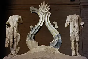 Ridge: Central coronation of the west pediment of the Temple of Aeg