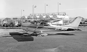 Luqa: Cessna 182 Skylane 5H-MOK