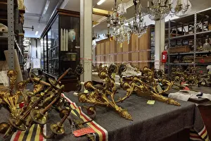 Horloges: Chandelier and clock storage, Batiment Perret