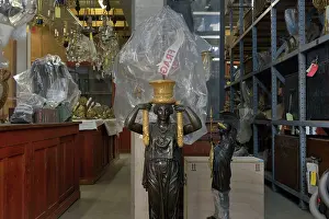 Horloges: Chandelier and clock storage, Batiment Perret