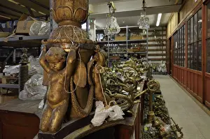Horloges: Chandelier and clock storage, Batiment Perret