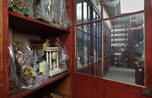 Horloges: Chandelier and clock storage, Batiment Perret