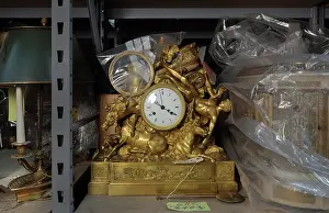 Horloges: Chandelier and clock storage, Batiment Perret