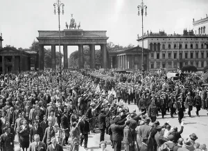 Passers: Change of guards in front of Gate Brandenburg, 1933