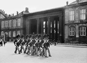 Kopenhagen: Changing of the guard in front of the Amalienborg Palace, 1