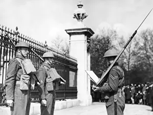 Canadians: Changing of the guard in front of Buckingham Palace, 1939