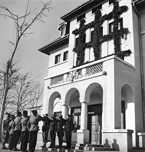Grid: Changing of the guard at the center of the Iron Guard in B