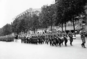 Triomphe: Changing of the guard of German troops in Paris, 1940