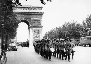 Triomphe: Changing of the guard of German troops in Paris, 1940