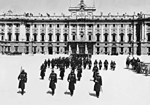 Palacio: Changing of the guard in front of the Royal Palace in Madrid
