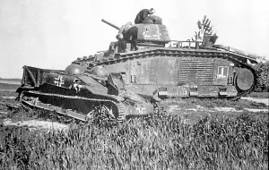 Inspected: Char B1 heavy tank with a Renault UE Chenillette