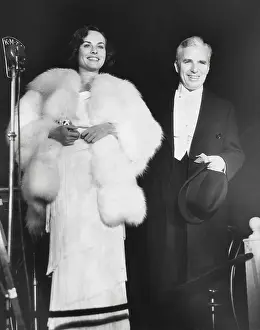 Lcgr1410: Charlie Chaplin attends the premiere of MODERN