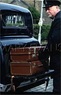 Chauffeurs: CHAUFFEUR WITH LUGGAGE