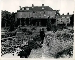 Newbury: Cheam School, sunken garden