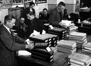 Poll: Checking the electoral list for the Reichstag election 1