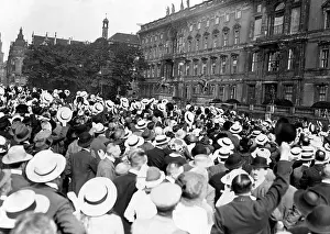 Euphoria: Cheering Berliners in front of the palace, 1914