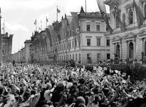 Thrilled: Cheering crowds on Wilhelmstasse, Berlin, WW2