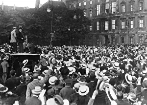 Promulgation: Cheering masses at the outbreak of war before the Berlin Cas