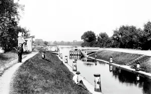 Chertsey: Chertsey, the Lock 1904