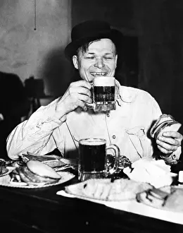 Chicago worker enjoys a saloon lunch that ?