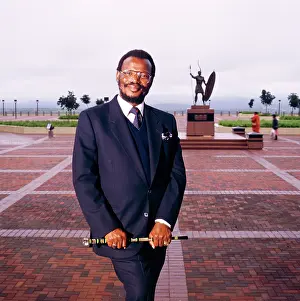 Gisele: Chief Mangosuthu Buthelezi in front of the statue