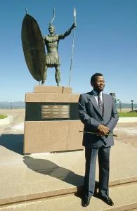 Inkatha: Chief Mangosuthu Buthelezi in front of the statue