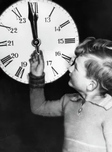 Adjust: Child with a clock on New Year's Eve 1933