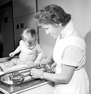 Saroch: Child on scale - nurse