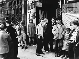 Duffel: Children in cinema queue