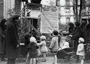 Montsouris: Children in front of the closed GUIGNOLIA-puppet