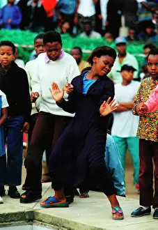 Motlhalefi: Children dancing