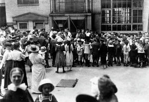 Frauenverein: Children before a doctor's visit, 1918