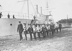 Interested: Children exercise on a training ship on the beach of Swine