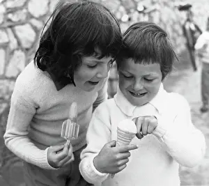 Lolly: Two children with ice lolly and ice cream cone
