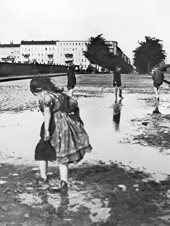 Knobelsdorff: Children at the Knobelsdorff-Bridge