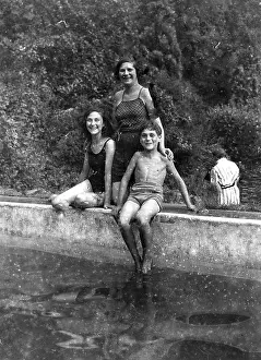 Vida: Two children with their Mother about to go for a swim