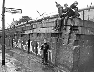 Freiheit: Children play on the Berlin Wall