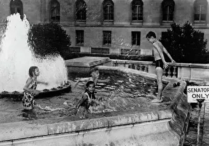 Washingtons: Children playing in fountain