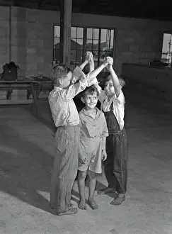 Glade: Children - playing - recreation - migratory labor camps