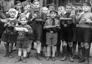 Dipper: Children are provided with meals by the SA, 1934