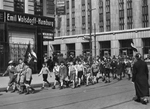 Passer: Children at a rally in Berlin on May 1, 1933