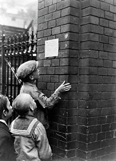 Telegram: Children reading a telegram, 1914