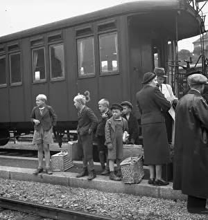 Deti: Children return from summer camps, 1938