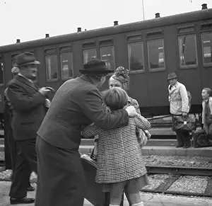 Deti: Children return from summer camps, 1938