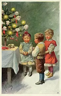 Feiertag: Children round the Xmas tree