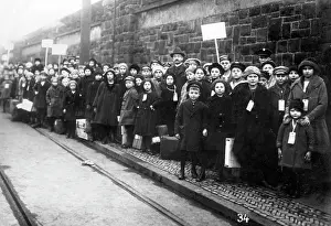Toddlers: Children of the Ruhr on the run at the railway